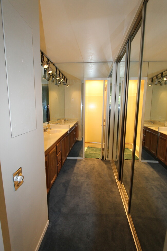 Building Photo - Epic REA: Top Floor 2 BR/2 BA Condo, Pano ...