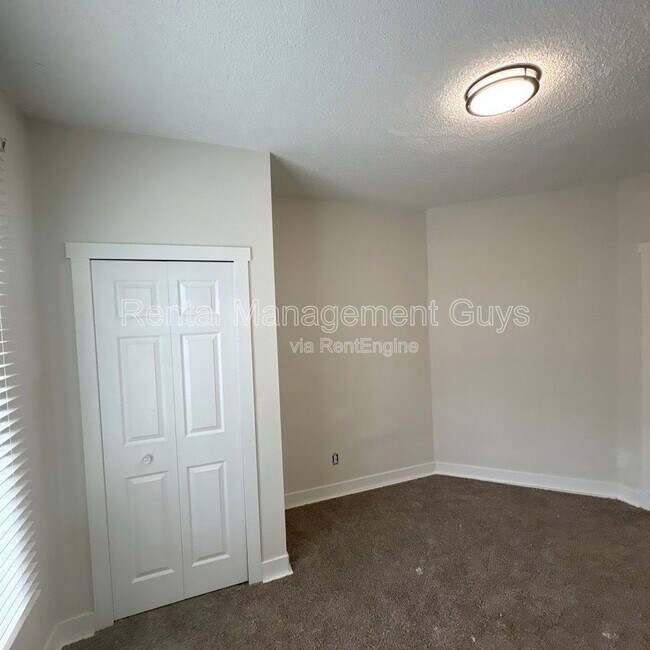 Building Photo - 2631 N Girard Ave