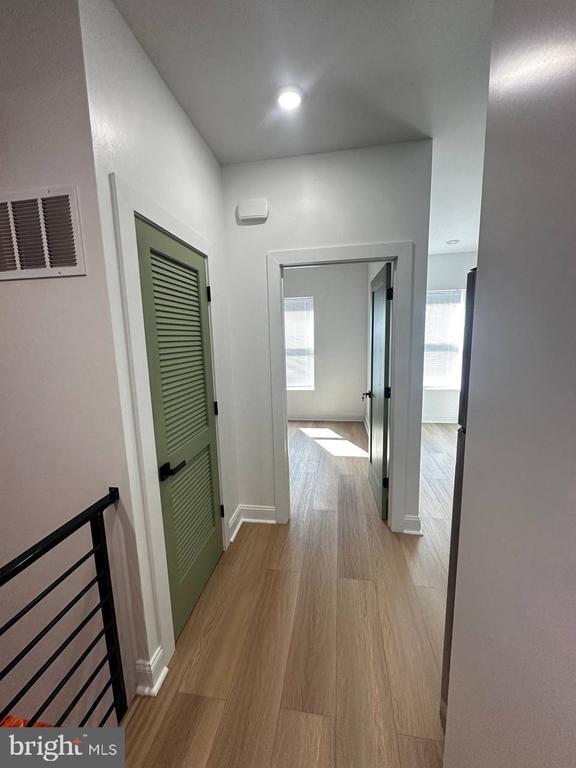 Building Photo - 1229 W Somerset St