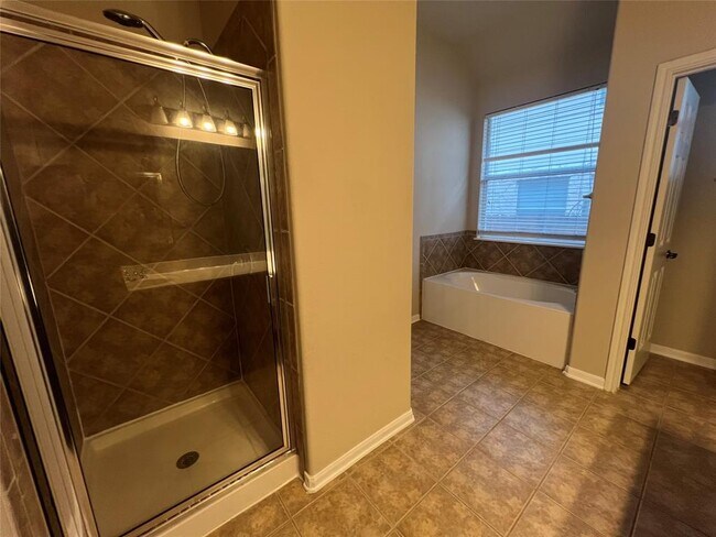 Building Photo - 9325 Bavaria Ln