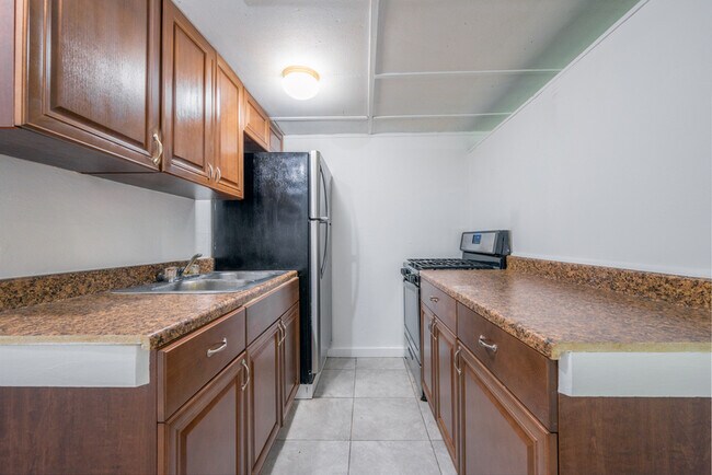 Building Photo - 1094 N Lakewood Ave