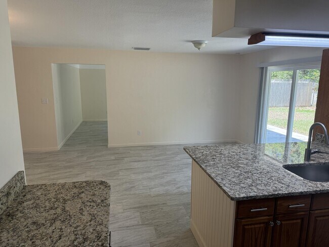 Building Photo - 970 Butia St