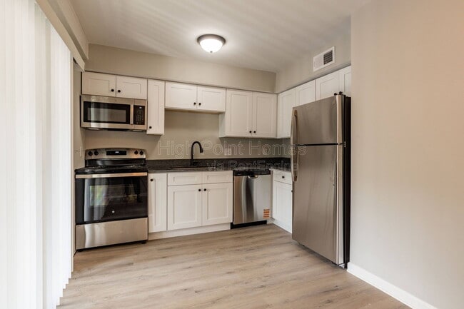 Building Photo - 400 Gallery Ln