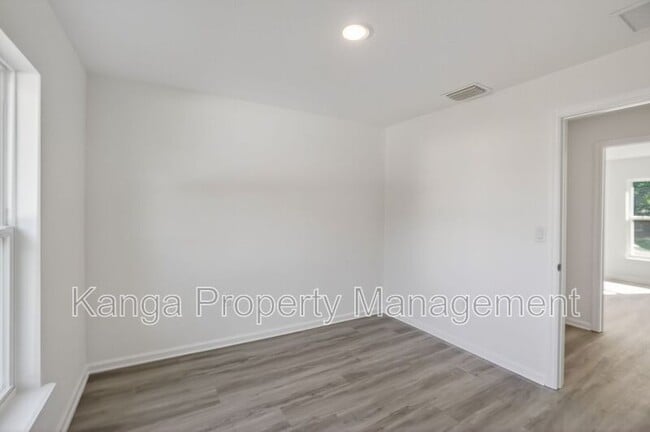 Building Photo - 1115 F Ave