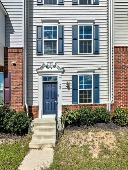 Primary Photo - 502 River Crest Way