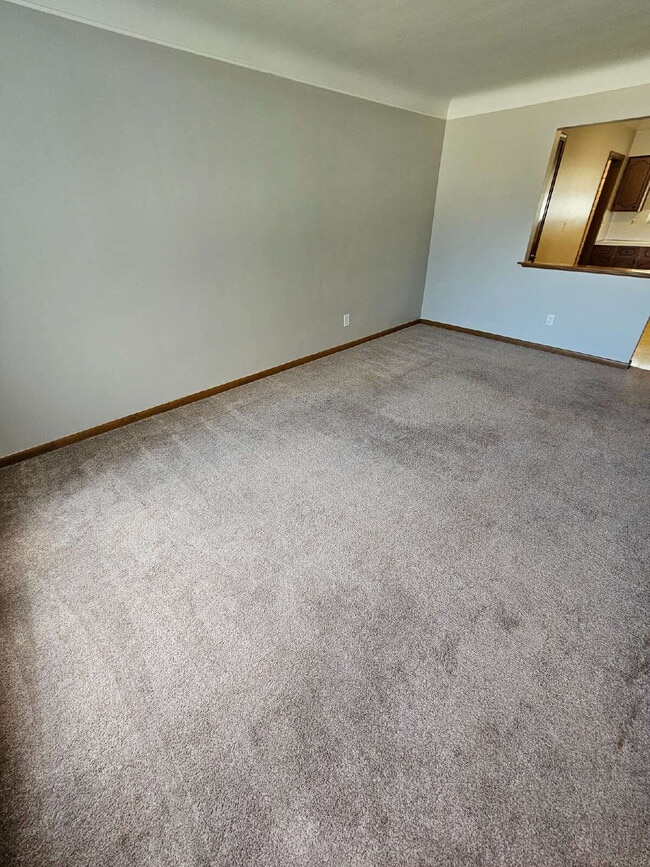 Building Photo - 2 Bedroom, 2 Bath Duplex, Huge Basement with 2-Car Garage – St. Clair Shores
