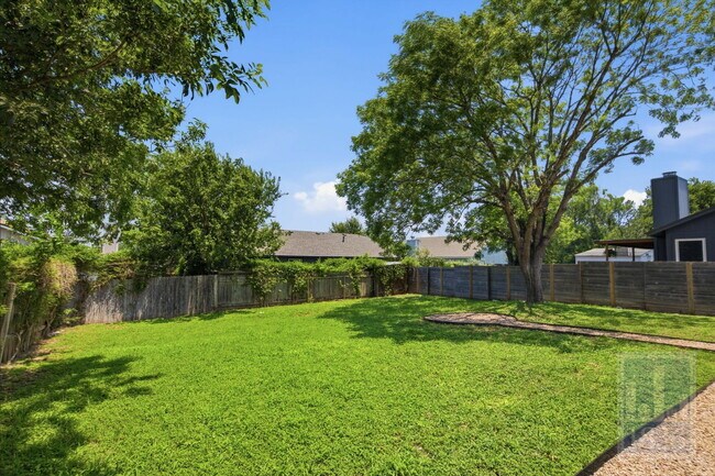 Building Photo - 3610 Alexandria Dr