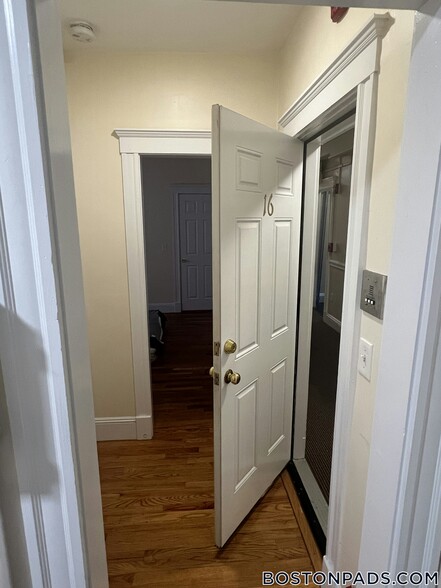 Building Photo - 55 Park Dr