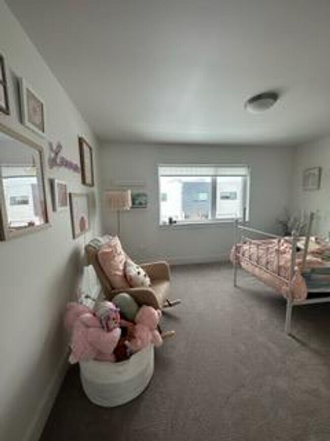 Building Photo - West End Three Bedroom with Modern Finishes