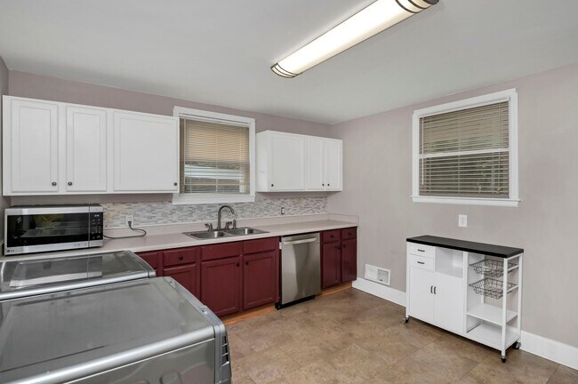 Building Photo - Charming 3-Bed Home in Olympia – Steps fro...