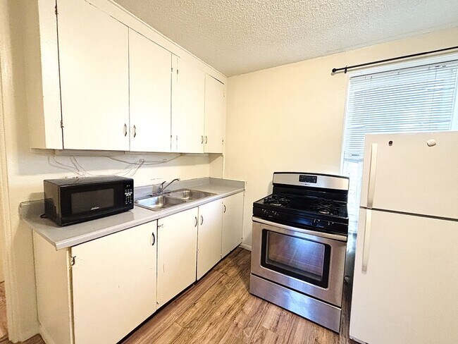 Building Photo - 560 S 600 E