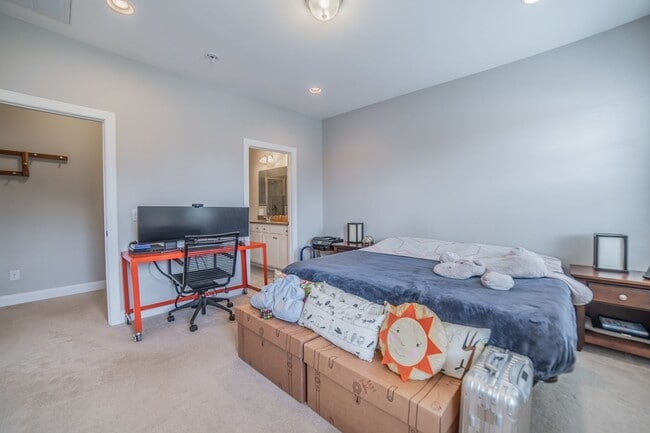 Building Photo - Coming Available! 3 Bedroom, 2.5 Bath Townhome!