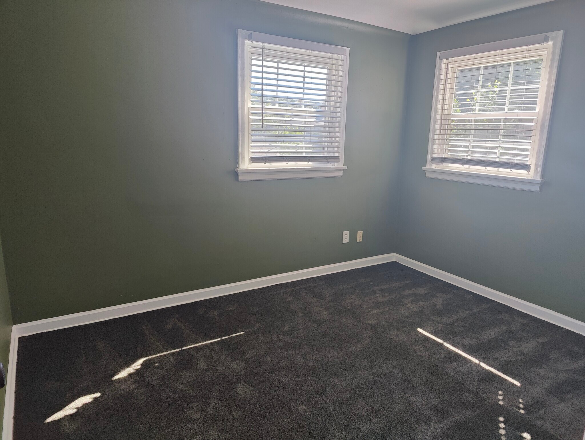 Building Photo - 653 Rhoads Ave