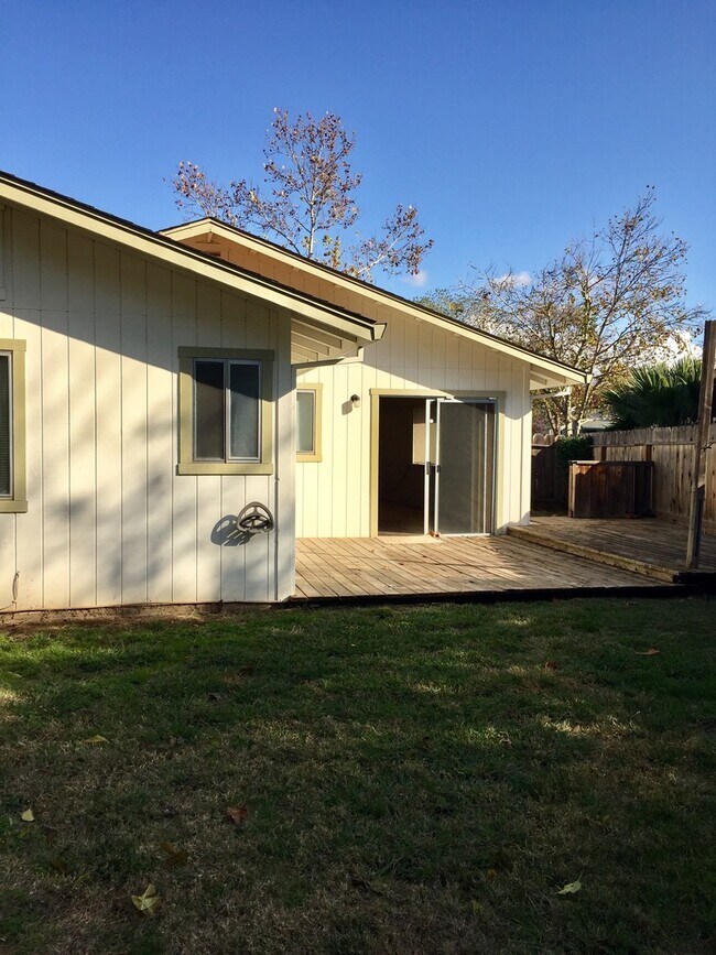 Building Photo - Rare find home with 2-Car Garage, Fenced Yard, with Convenient Location!