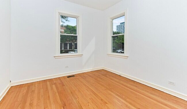 Building Photo - 910 Lake St