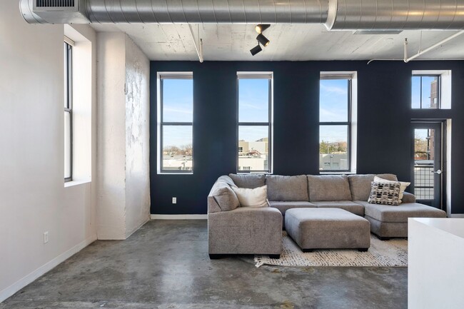 Building Photo - 1bd/1ba Loft in the River Market!!