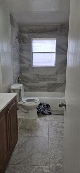 Building Photo - 324 Clary Dr