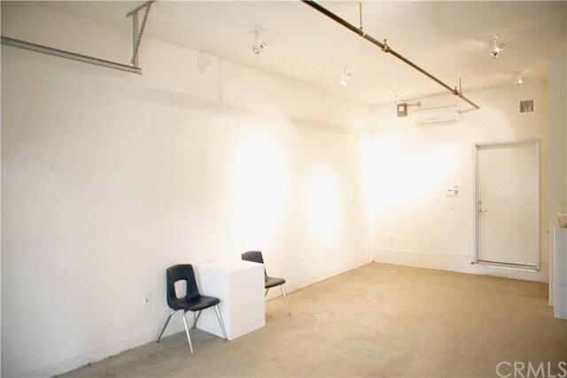 Building Photo - 940 E Civic Center Dr