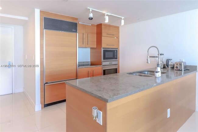 Building Photo - 475 Brickell Ave