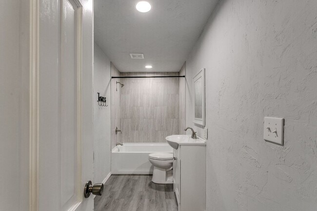 Building Photo - Spacious 4-Bedroom Home in Mature Neighborhood