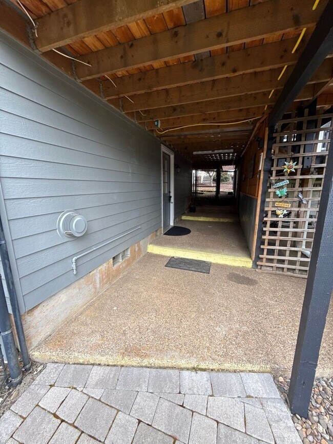Building Photo - 696 Eisenhower Ct NW