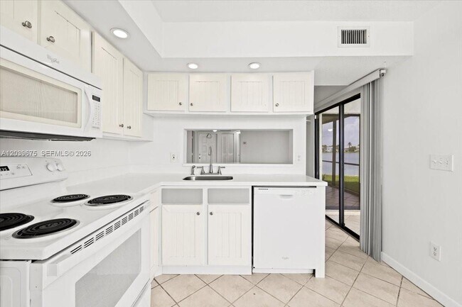 Building Photo - 999 Hamilton Dr