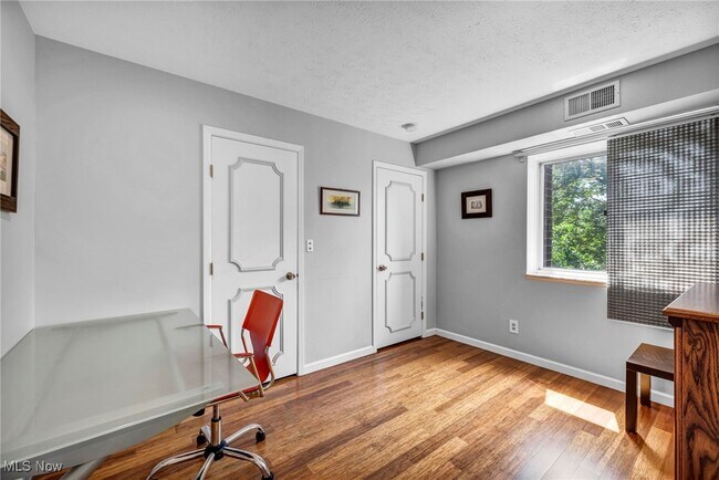 Building Photo - 2202 Acacia Park Dr