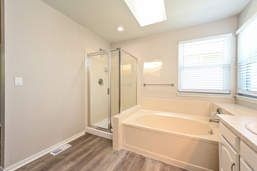 Building Photo - 7572 Dawn Dr
