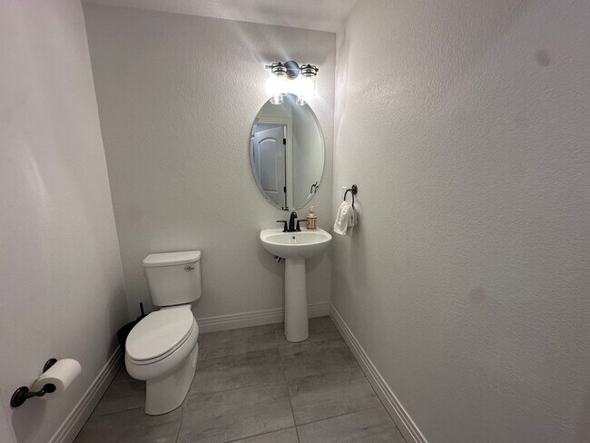 Building Photo - End unit Townhouse in Victory Ridge