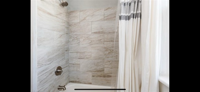 Shower/bathtub (updated) - 3436 Chesapeake Blvd