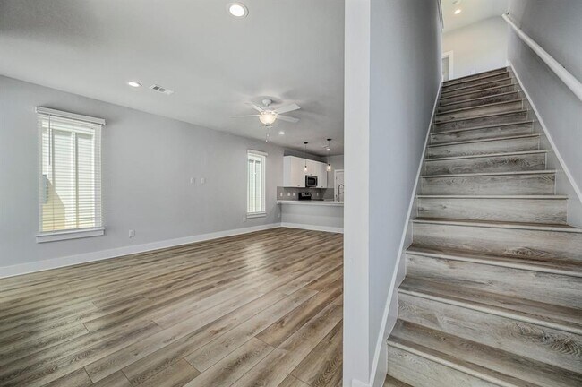 Building Photo - 340 Shady Bluff Dr