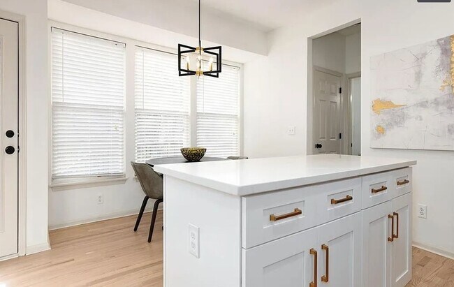 Building Photo - Spacious and Elegant 4 BR 3.5 BA Home in Olathe!