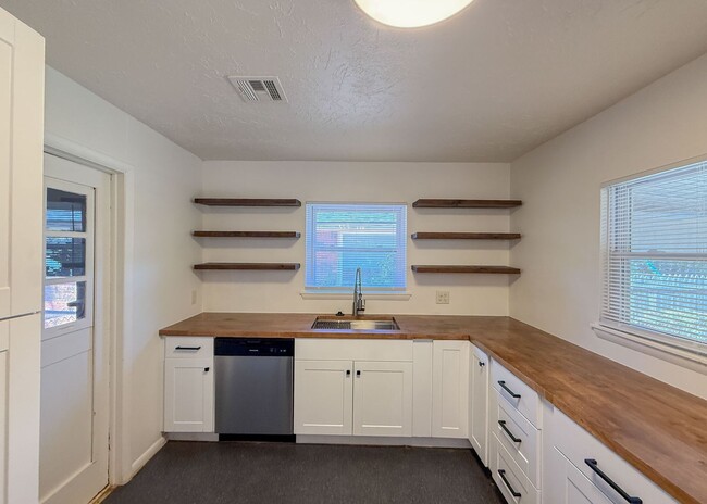 Building Photo - 10416 Ridgeview Dr