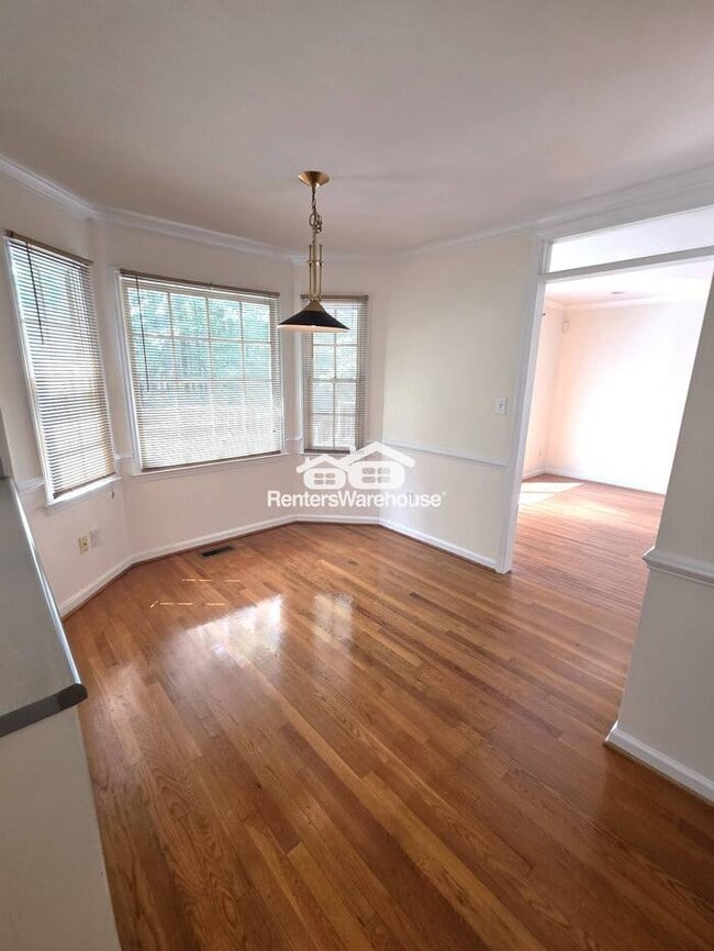 Building Photo - Lovely 3 bedroom, 2 1/2 Bath home in popul...