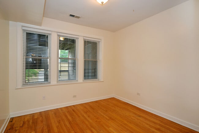 Building Photo - 4654 N Avers Ave