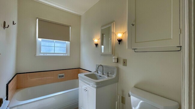 Building Photo - Single-Level 2-Bedroom 2-Bath House + Garage w/ Air Conditioning