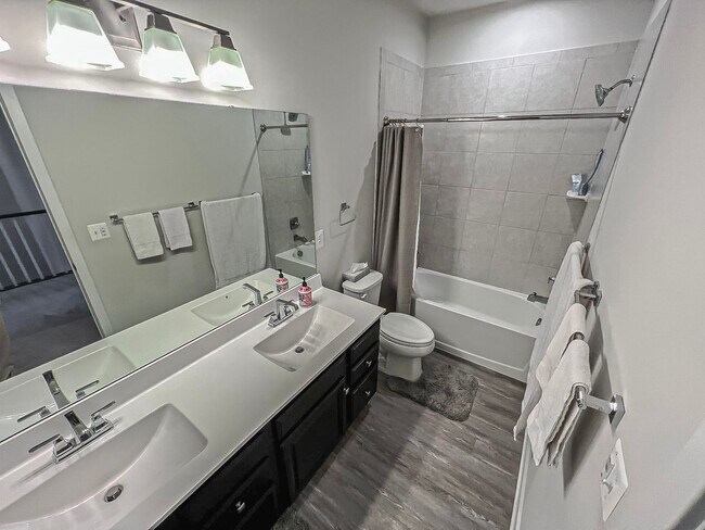 Building Photo - Luxurious 4 Bedroom 3.5 Bathroom End Unit ...