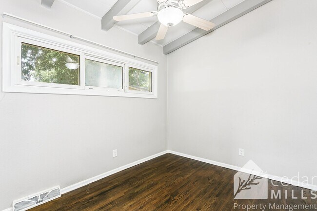 Building Photo - 811 N Chipper Ln