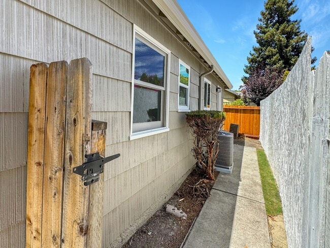 Building Photo - 445 Alviso St