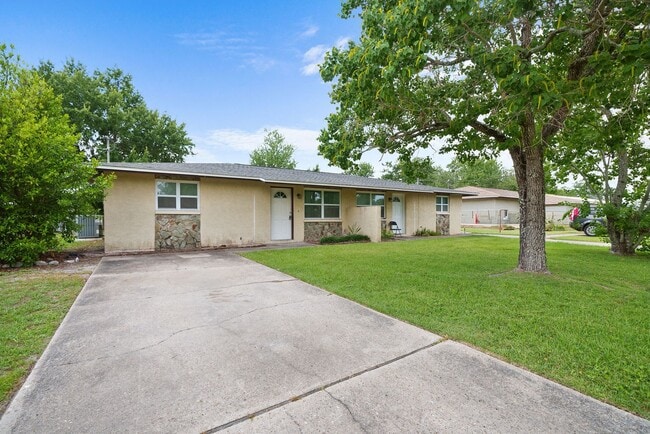 Building Photo - Now available in Lynn Haven, great location