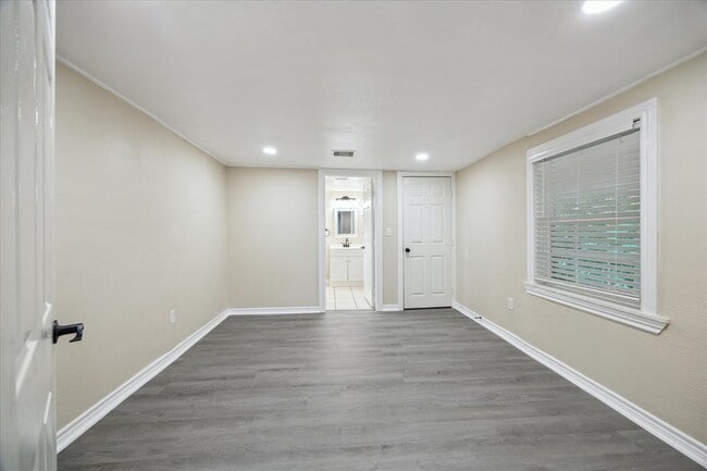 Building Photo - 218 E Fayle Ave