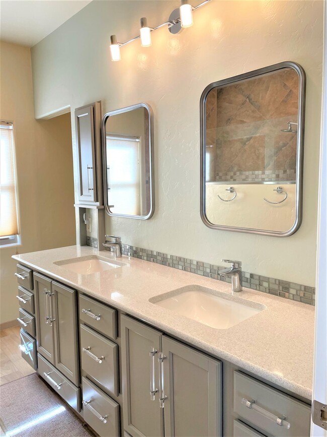 Building Photo - 5579 W Dove Loft Dr