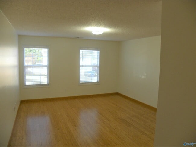 Building Photo - 409 Jasmine Dr