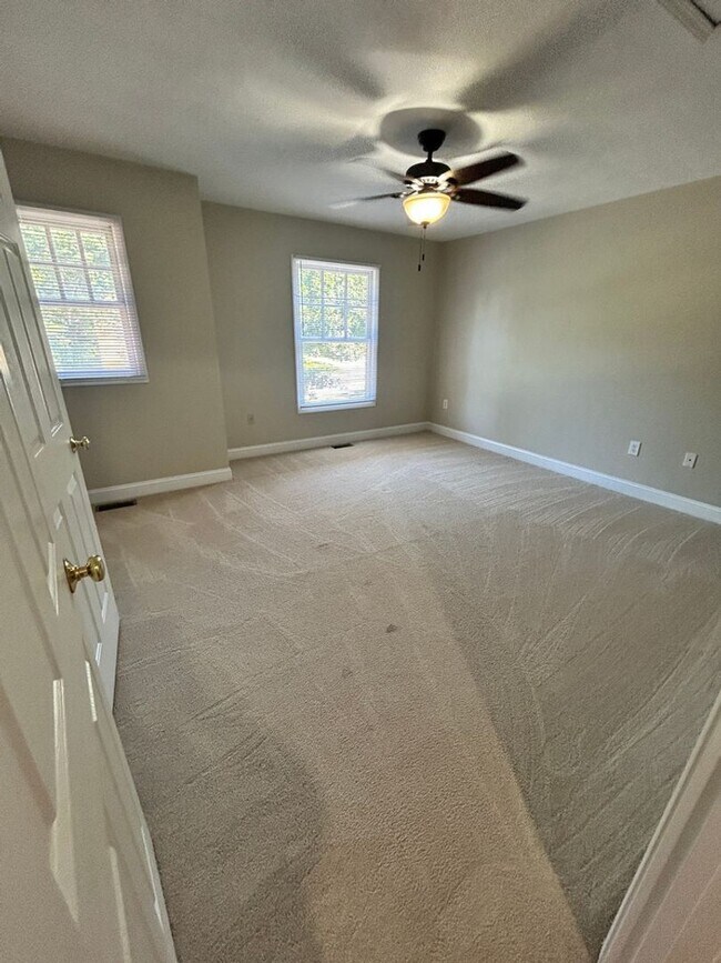 Building Photo - Like New Townhome in Old SW! Close to Cari...
