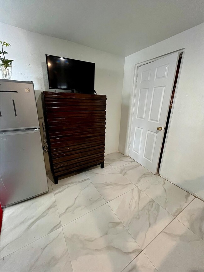 Building Photo - 748 W Dayton Cir