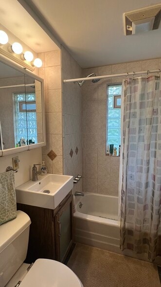 Shared bathroom w 1 person - 396 Beacon Ave
