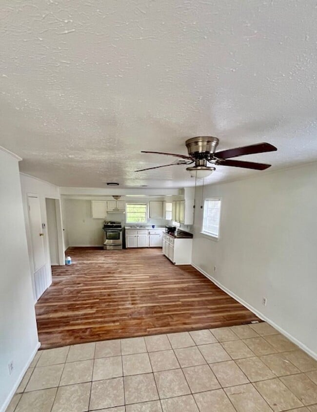 Building Photo - Moss Point 3 Bedroom