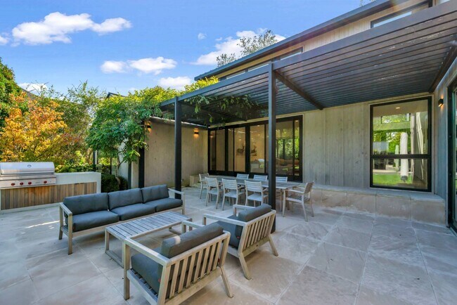 Building Photo - 60 Gansett Ln