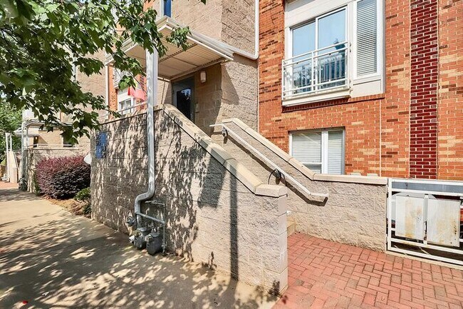 Building Photo - Spacious 2BD/2.5BA Condo in NODA!