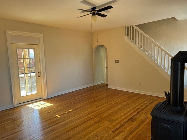 living/dining room - 4747 Hatfield St